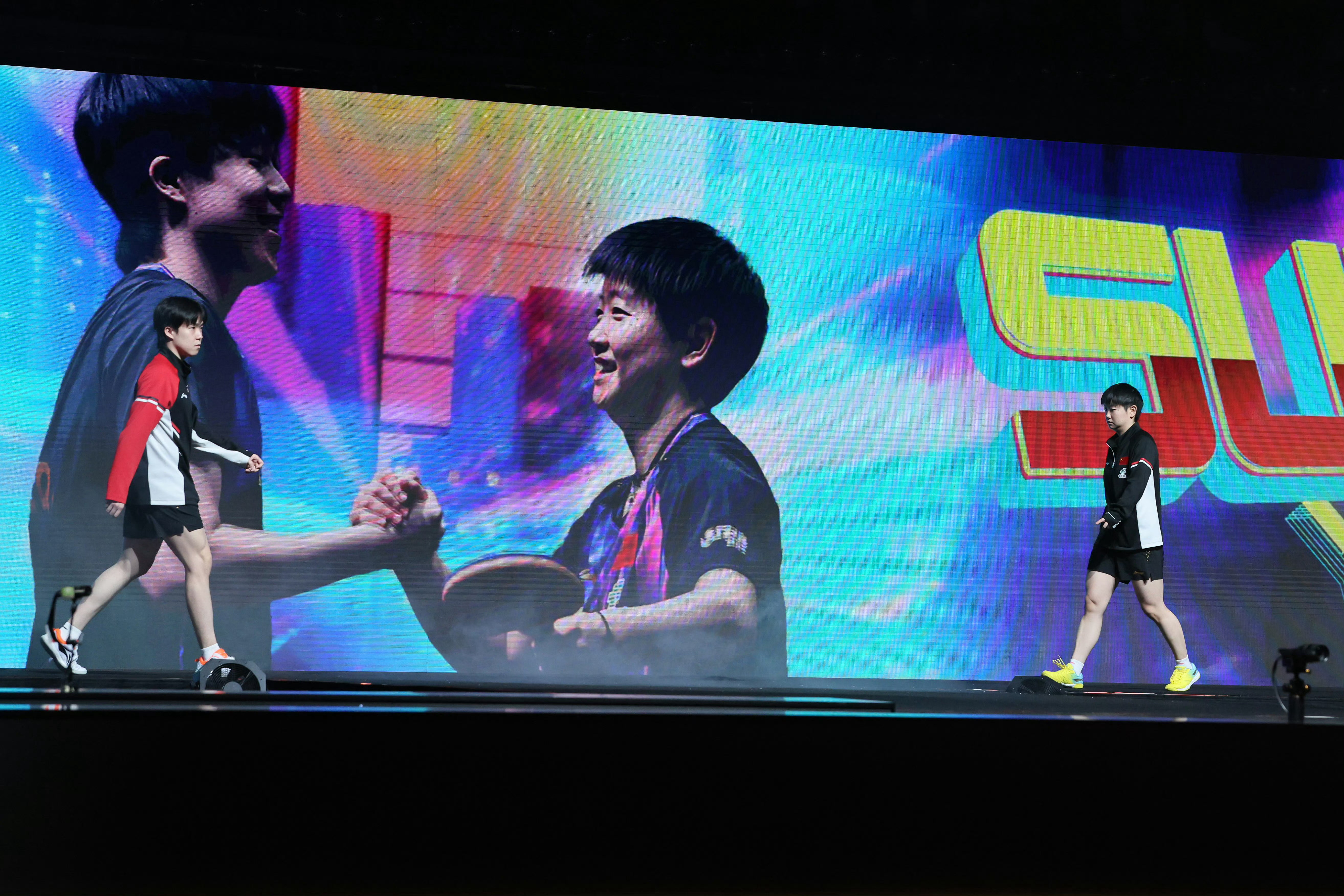 两个人其实在玩一种 不能对视的游戏 