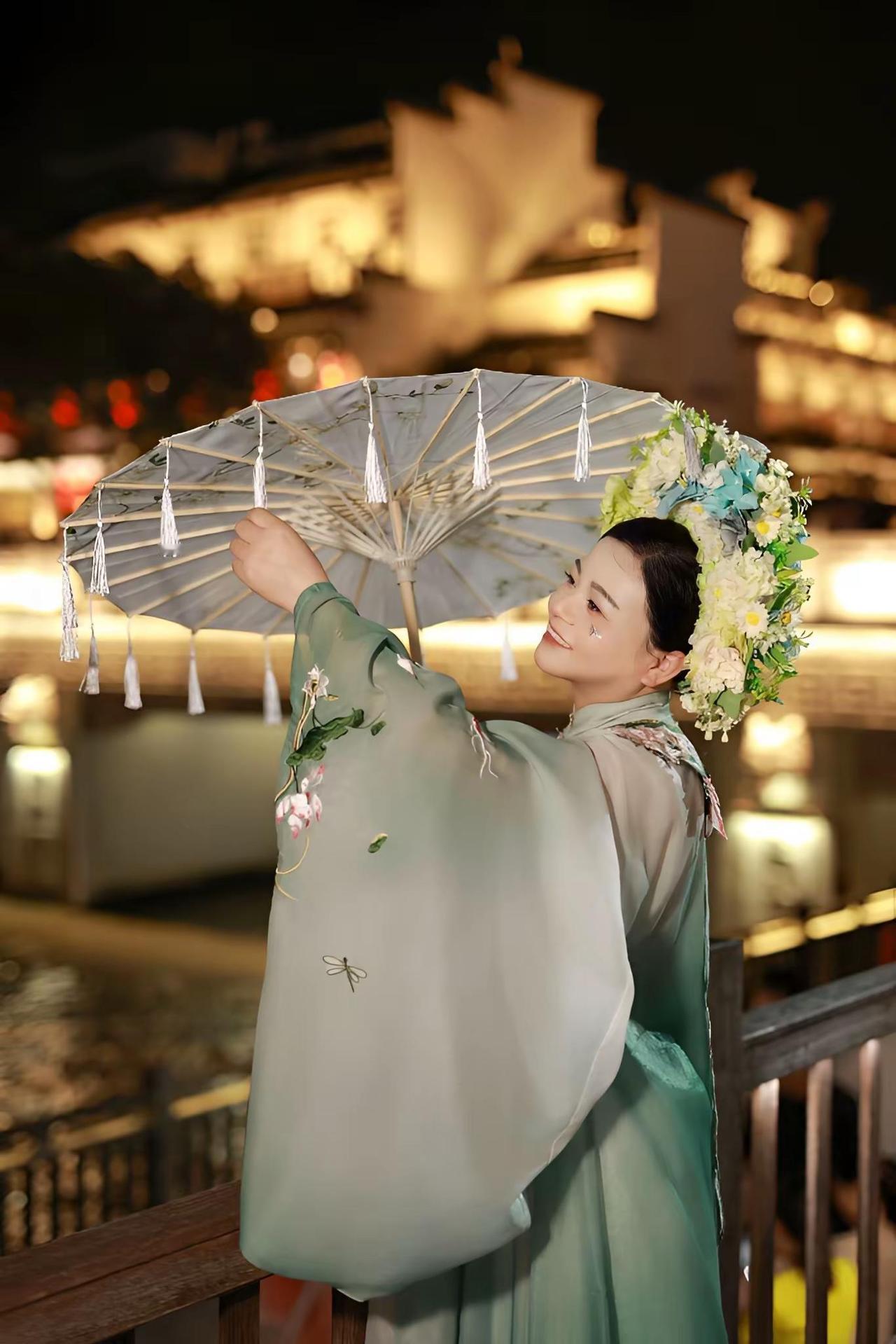阿嬷说：“一日簪花，一世无忧。今生簪花，世世漂亮。”