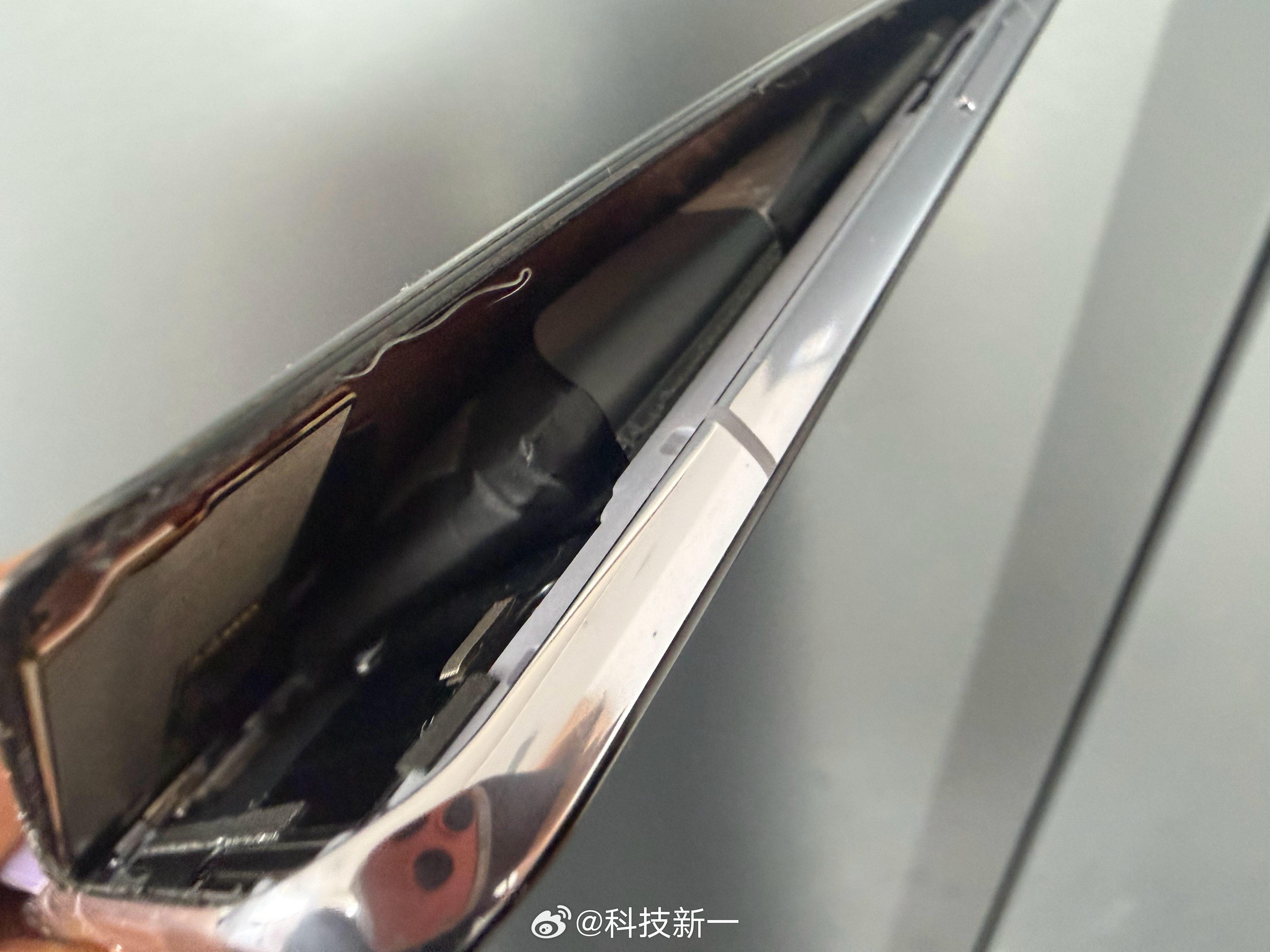 醉了，从箱底翻出一部手机，因为放得太久，电池膨胀了