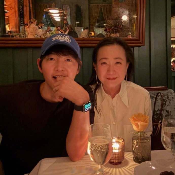 宋仲基用中文说喜欢上海 宋仲基最近这状态也太绝了吧！能在国外偶遇的场合主动用中文