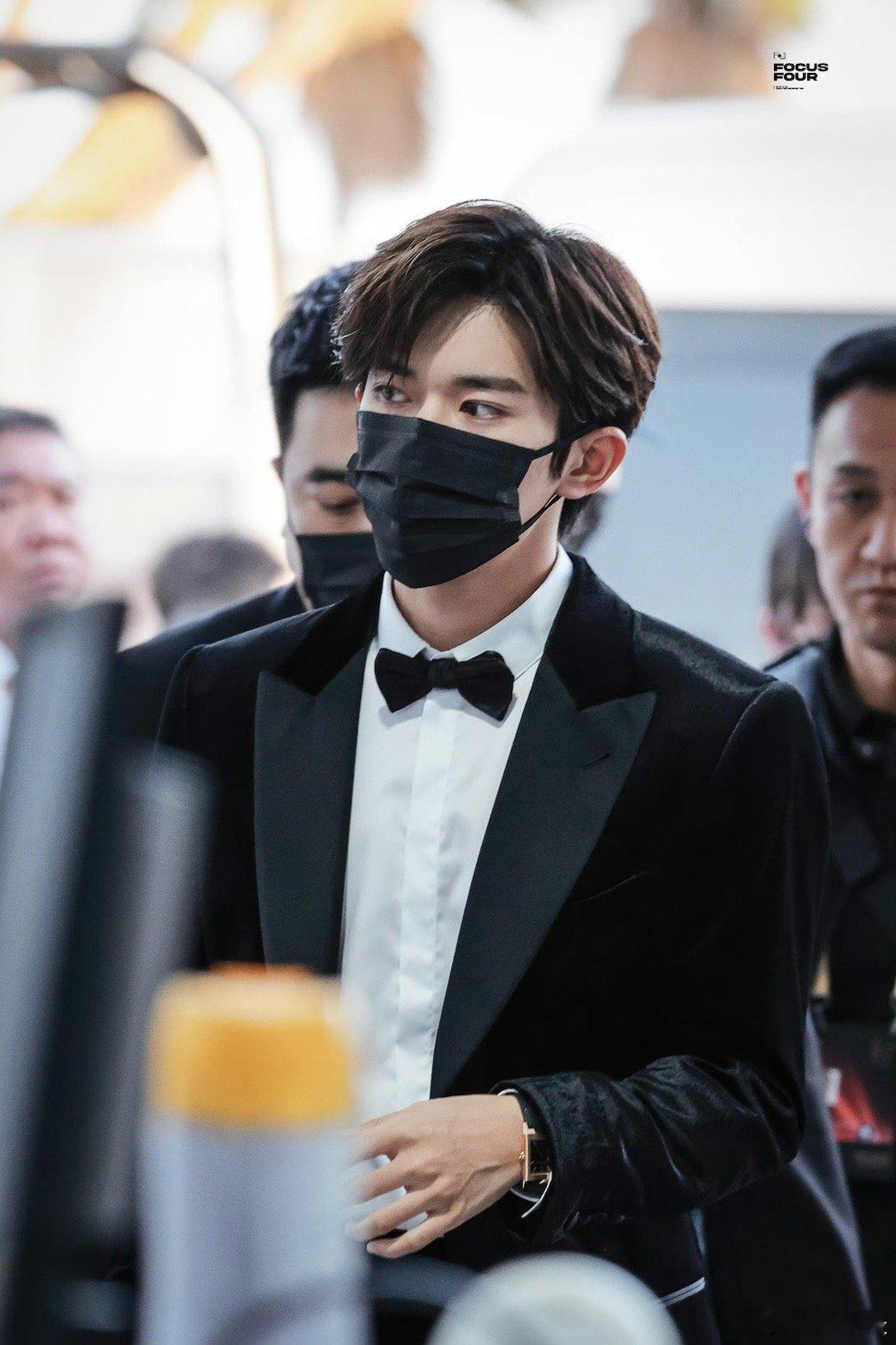 易烊千玺金鸡造型，一身黑色西装搭配白色衬衣和黑色蝴蝶结