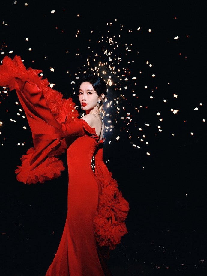 孟子义红气养人  孟子义红气  孟子义今晚的红裙+大红唇造型，真真是红气养人的具