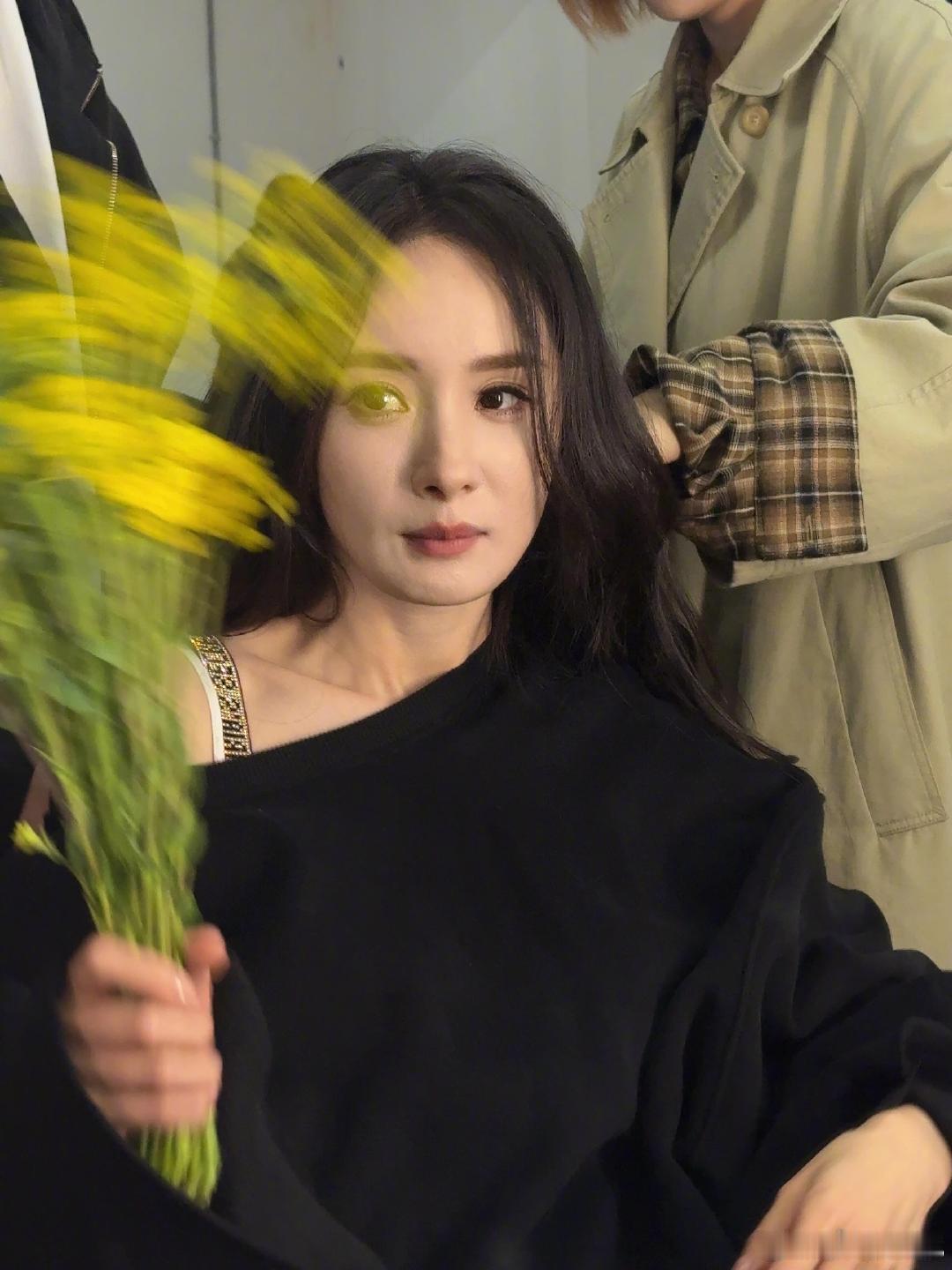 杨幂 杨幂私下性格好鲜活 花絮里总能看见杨幂开怀大笑，全程和工作人员轻松唠嗑打成