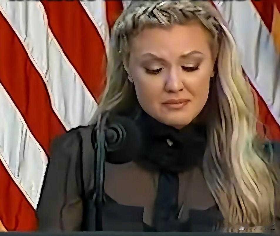 一件衣服，
却意外暴露了柯克遗孀的居心
实在是让人不可思议，在如此庄严的白宫，柯