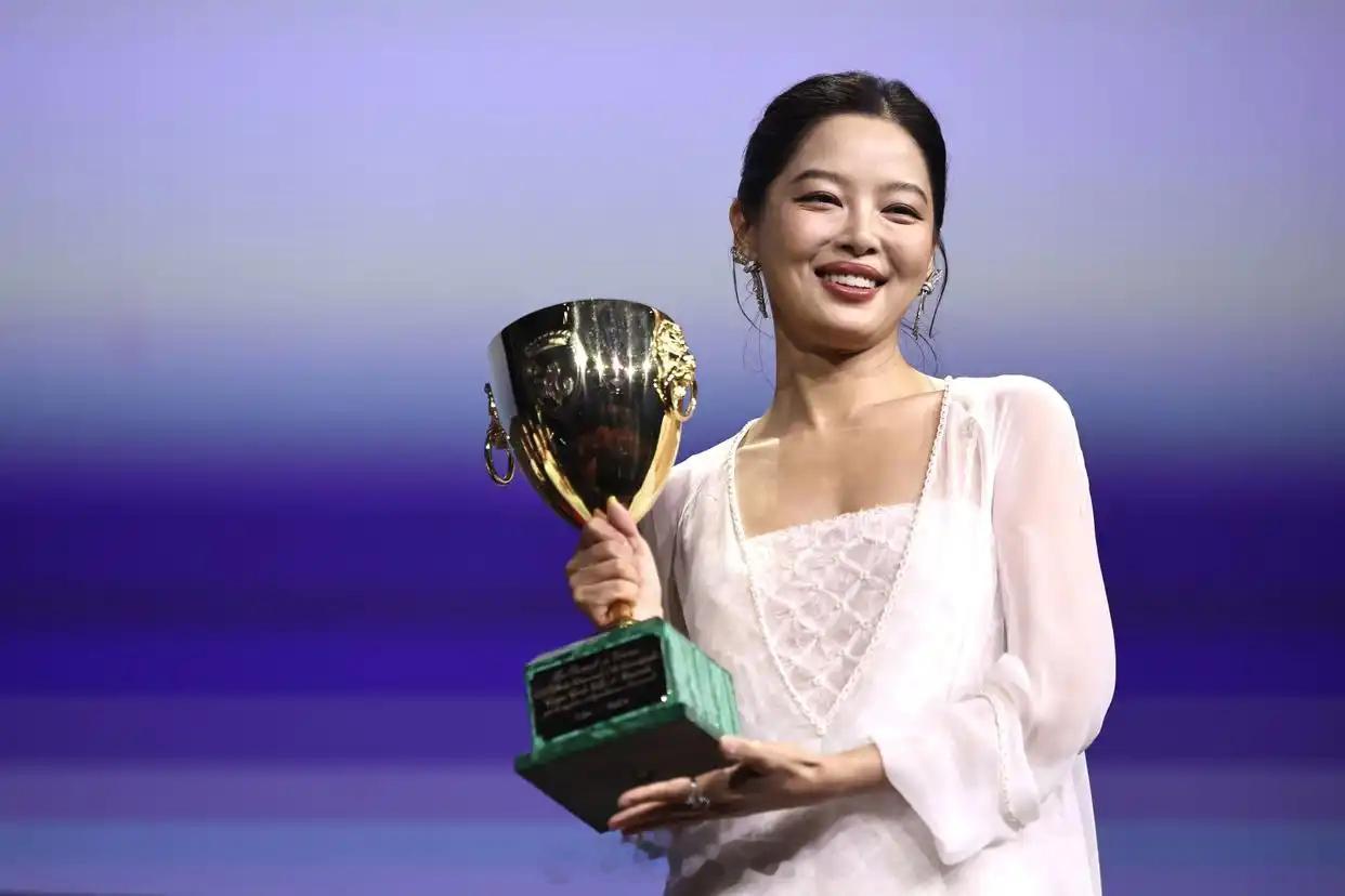 辛芷蕾获第82届威尼斯国际电影节最佳女演员奖。这完全没想到。《日掛中天》这部电影
