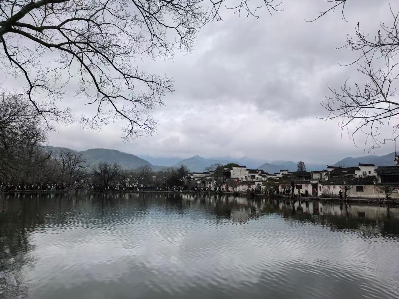 孩子周边的同学很重要，因为周边的同学实际上就是未来他将要面对着各种小圈子，如果周