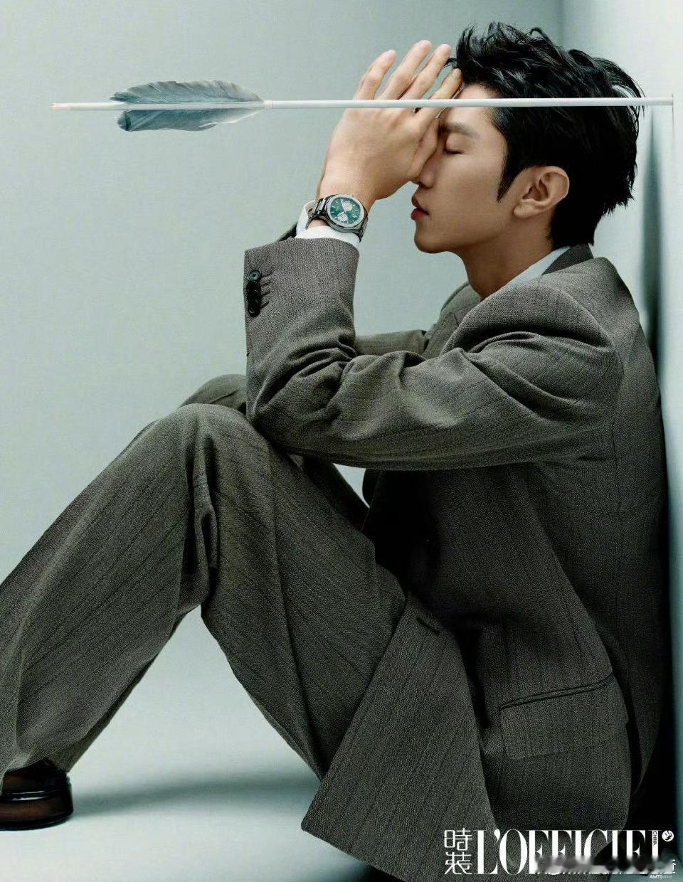 陈哲远真帅得冒烟了 《时装男士》预热图让人心动！陈哲远在红色烟雾中帅得有层次，模