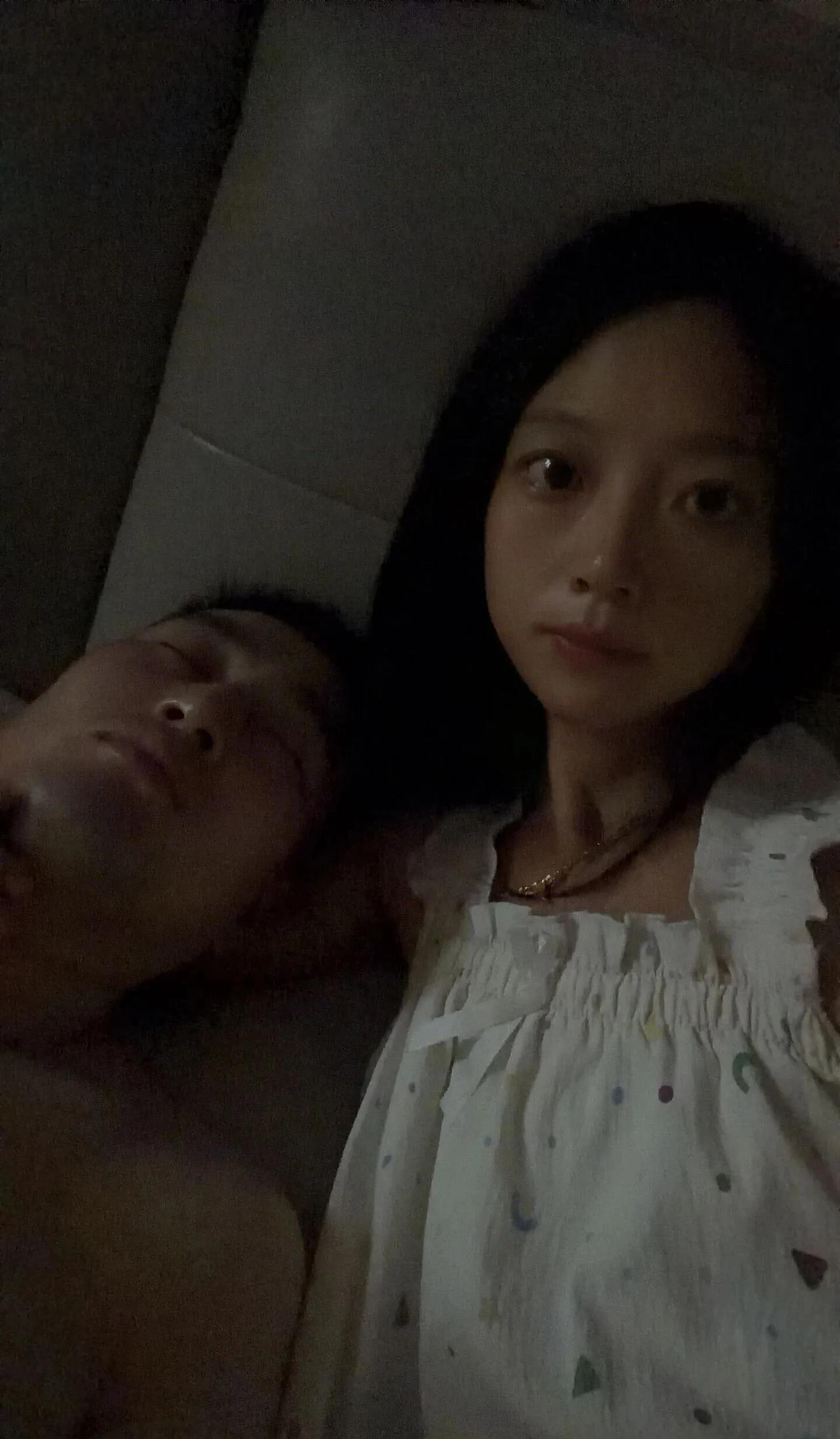 今晚洗完澡躺在床上，老婆跟我闲聊，忽然说："孩子上学了，我在家待着太无聊了，想出