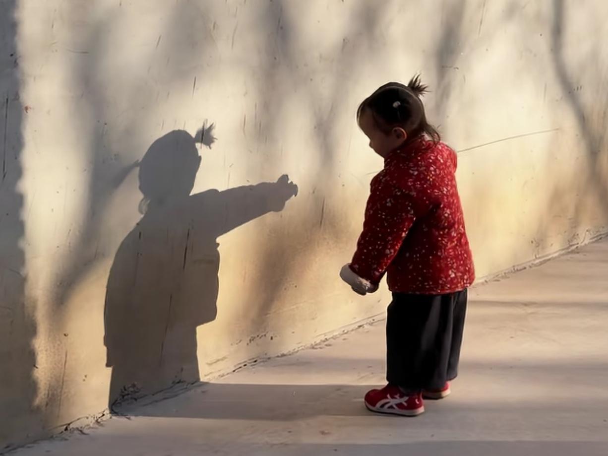 这样的童真，我们丢了很久很久。
在阳光下，捕捉自己的影子，想想就是一种快乐，神奇