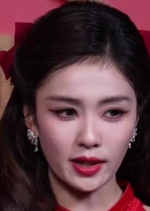 2026年中央广播电视总台春节联欢晚会上，白鹿与丁禹兮、李昀锐、田曦薇等7人共同