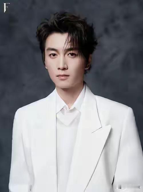 陈晓vs刘学义：两种截然不同的古装英气，演技各有味道
 
同样是古装圈公认的美男