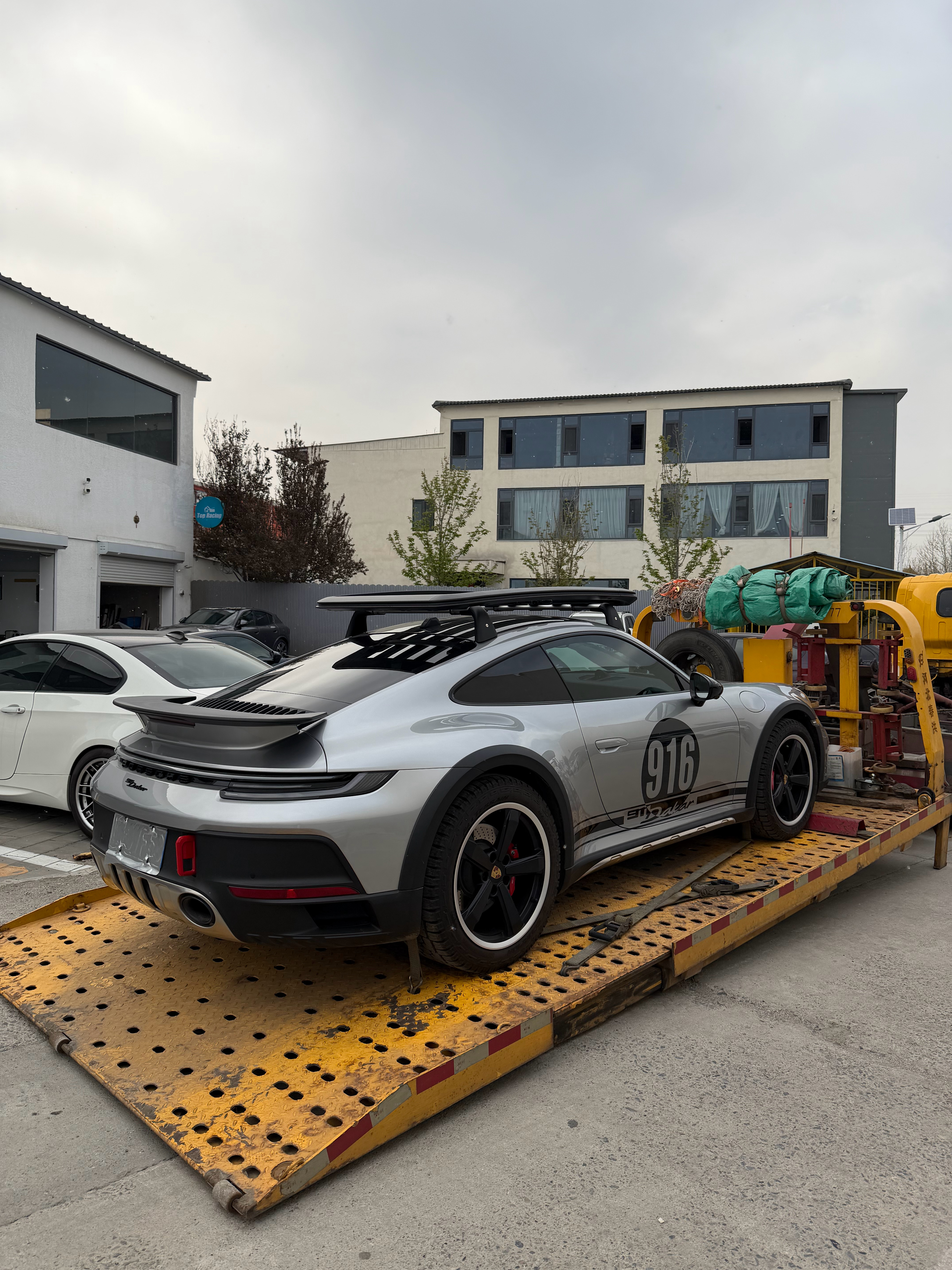 卖俩达喀尔都是女车主 可能这底盘高一点的玩意开着有安全感吧总之 祝我义薄云天的大