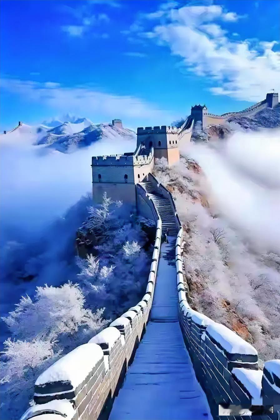 长城雪韵
长城逶迤入云霄，雪海浩渺映古道。
烽火千年残痕在，雄关万仞战尘遥。
青