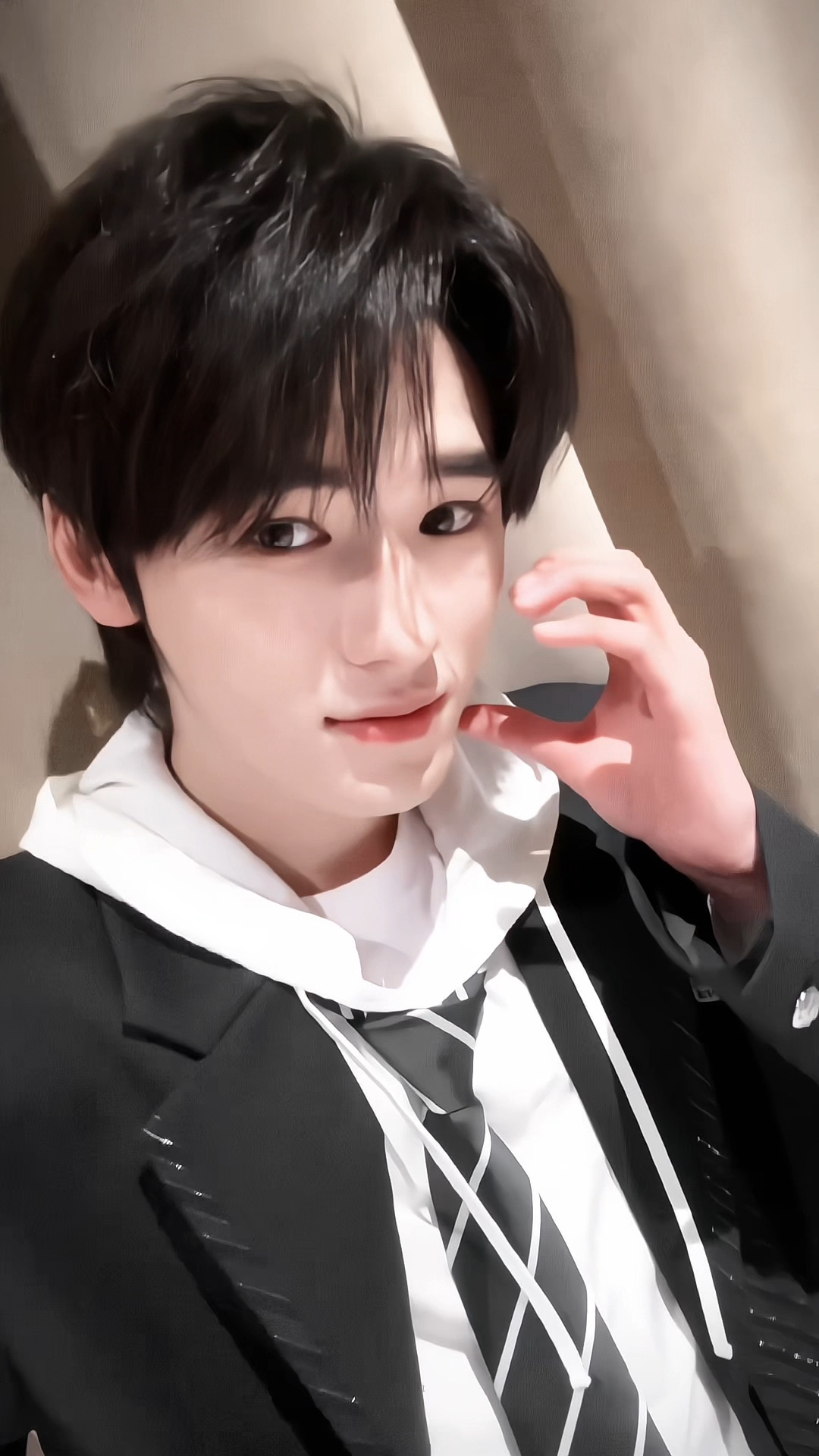 宋亚轩比心比耶比小狗耳朵 可爱暴击！软萌感直接溢出屏幕啦