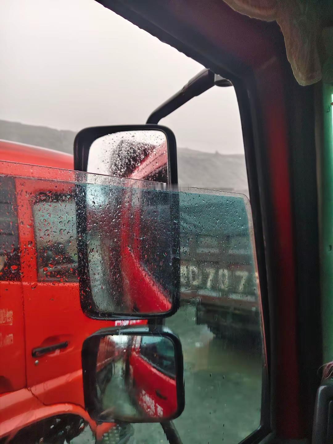 今天大概又是一天的雨，看情况等晚上收车的时候又是像乞丐的样子了😰