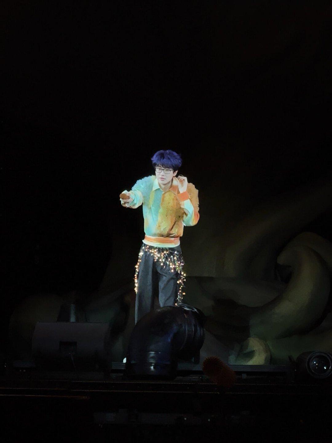 许嵩染紫色 紫发限定版许嵩，求求你半永久，下次绿海变紫海。 