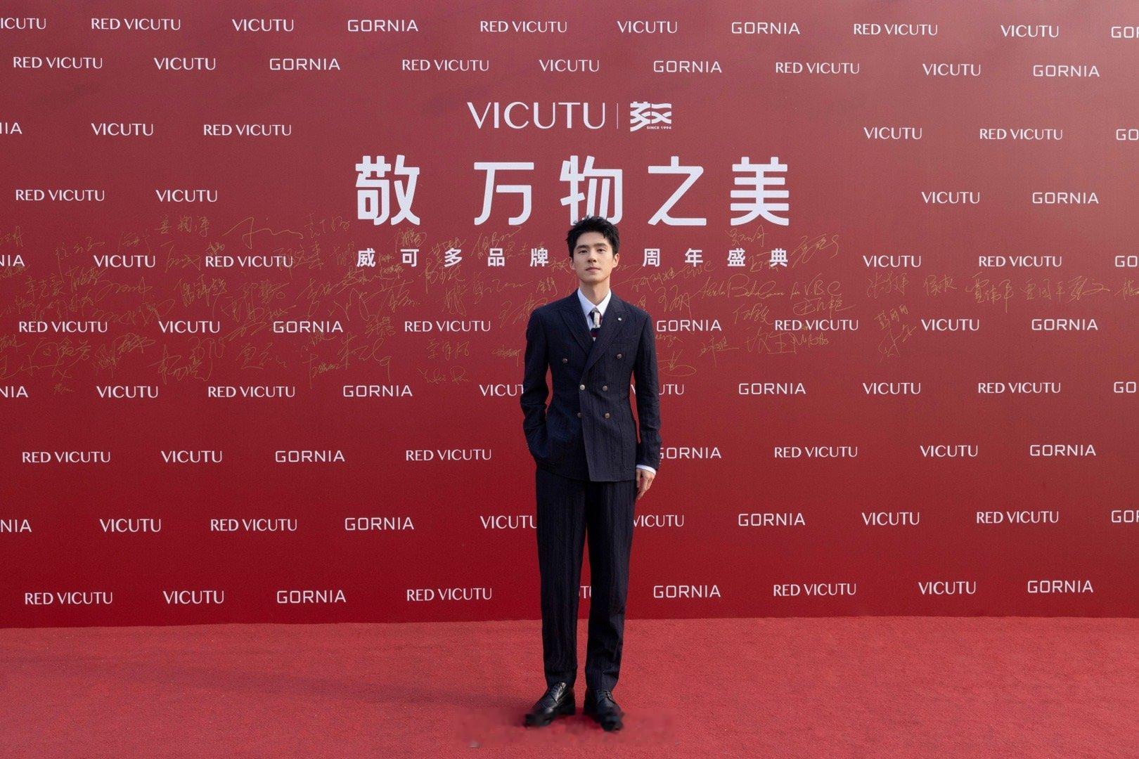 #刘昊然正装焊身上#  刘昊然在往年的电影里都是奶萌奶萌的，这一次的上装笔挺造型