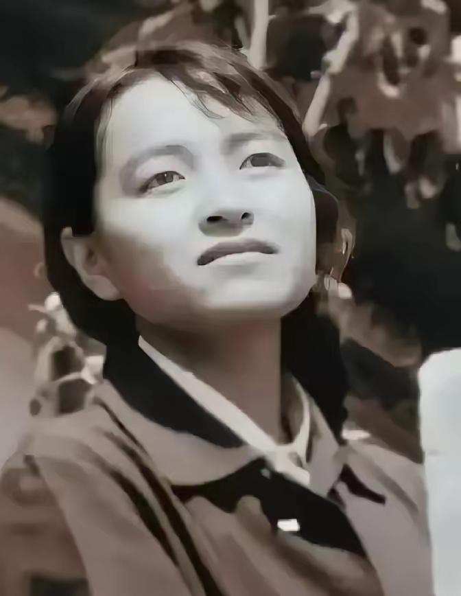 1995年，洛阳一间不到十平米的狭小审讯室里，39岁的褚映群，在被关押整整4个月
