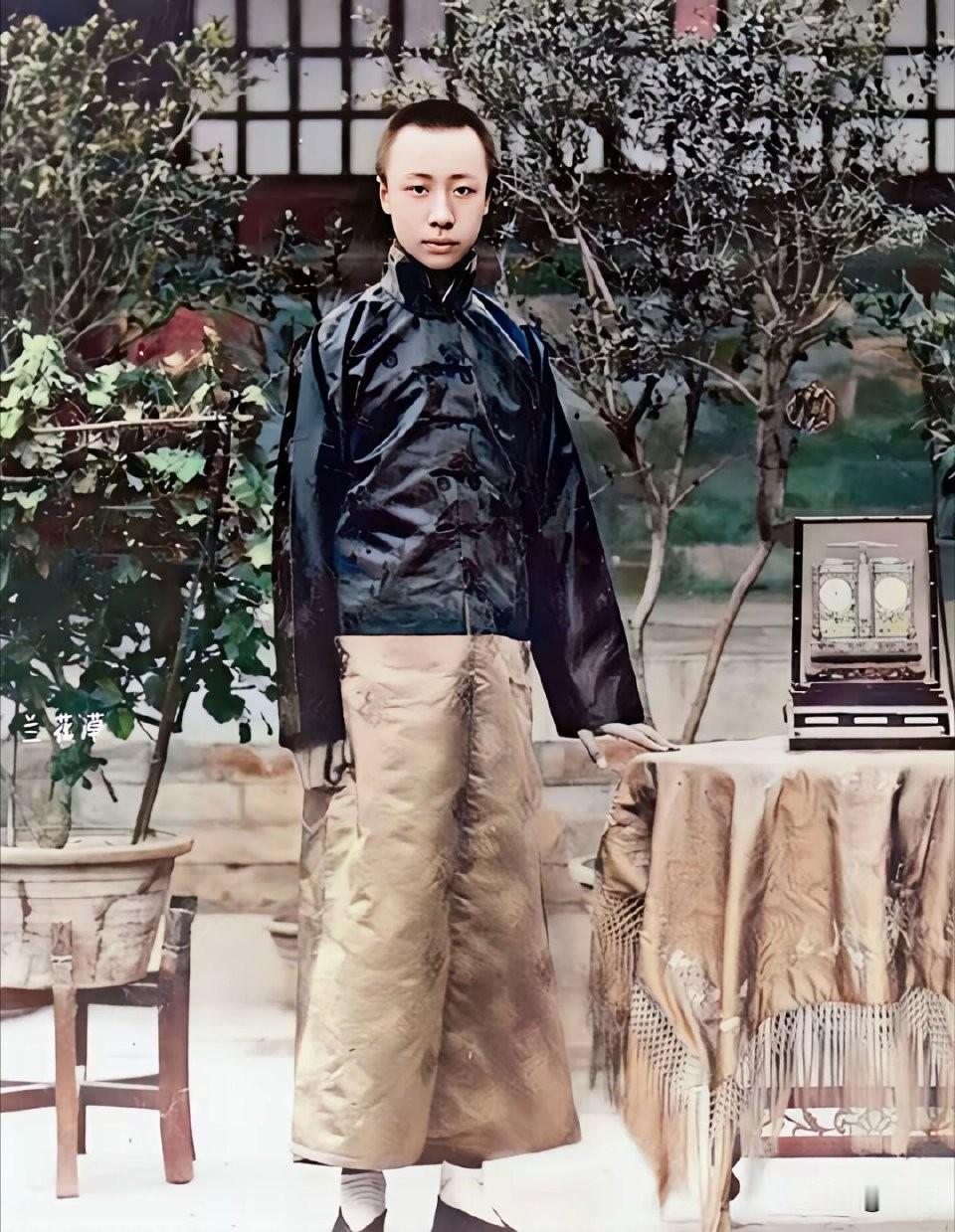 这是末代皇帝溥仪16岁时在养心殿院内拍摄的照片。
此时的他虽然已经退位，但仍以“