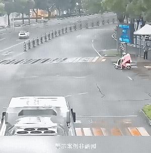 吓的我都冒冷汗，这车开的没谁了，玩漂移吗?[捂脸]