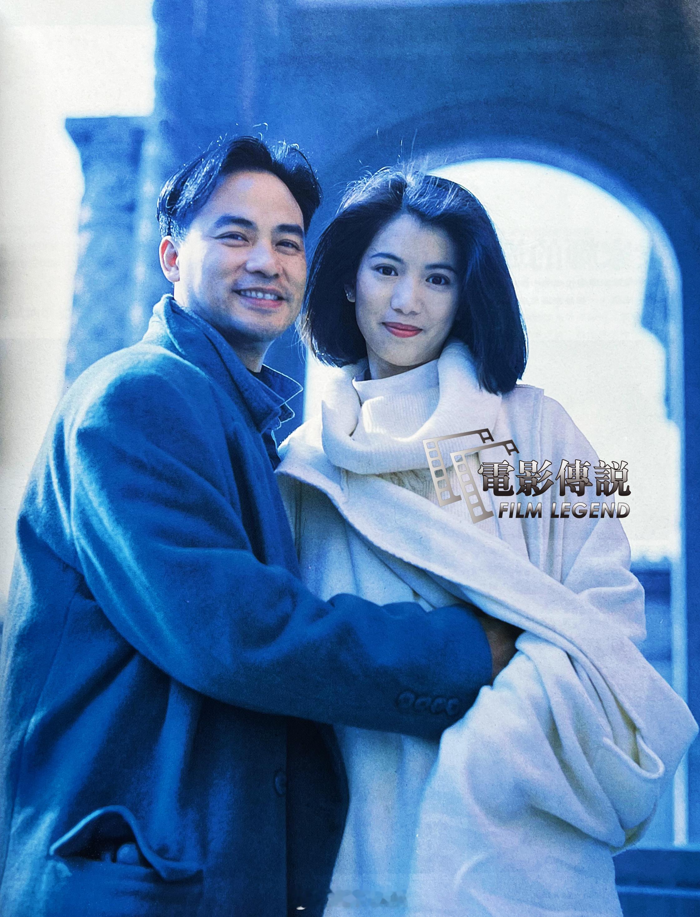 1994年，电影《暴风眼》片场，#任达华# 和#袁咏仪# 的合影。 ​​​