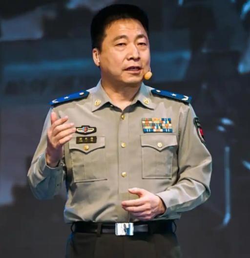 流年如梭十八度，2003年首航天地的英模依旧佩挂着那两挂少将阶秩未有更迭，这也引