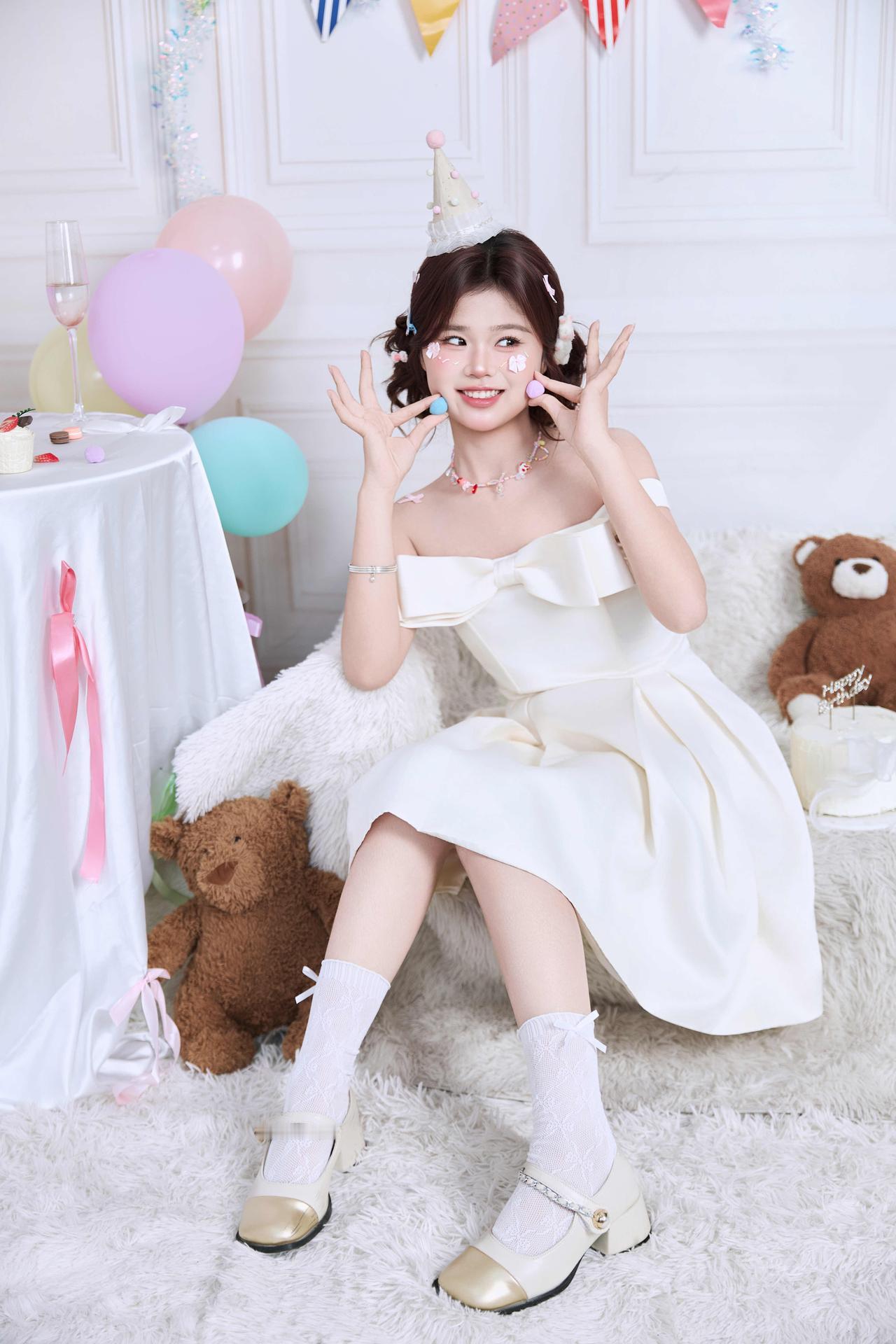 米色裙摆，像被月光洗过的云朵。🤍🕯️ 这组生日写真，没有浓墨重彩，只有淡淡的