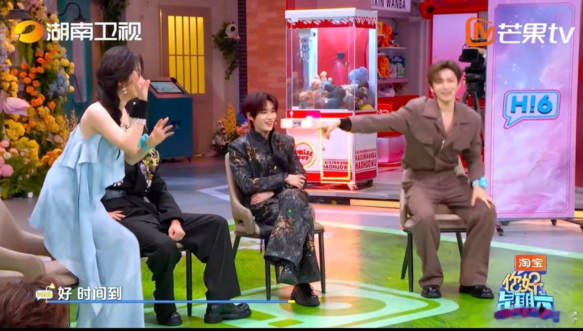 丁程鑫张颜齐魔童聚首 “不能做” 挑战环节名场面来袭！俩人摸清谭松韵和侯明昊的禁
