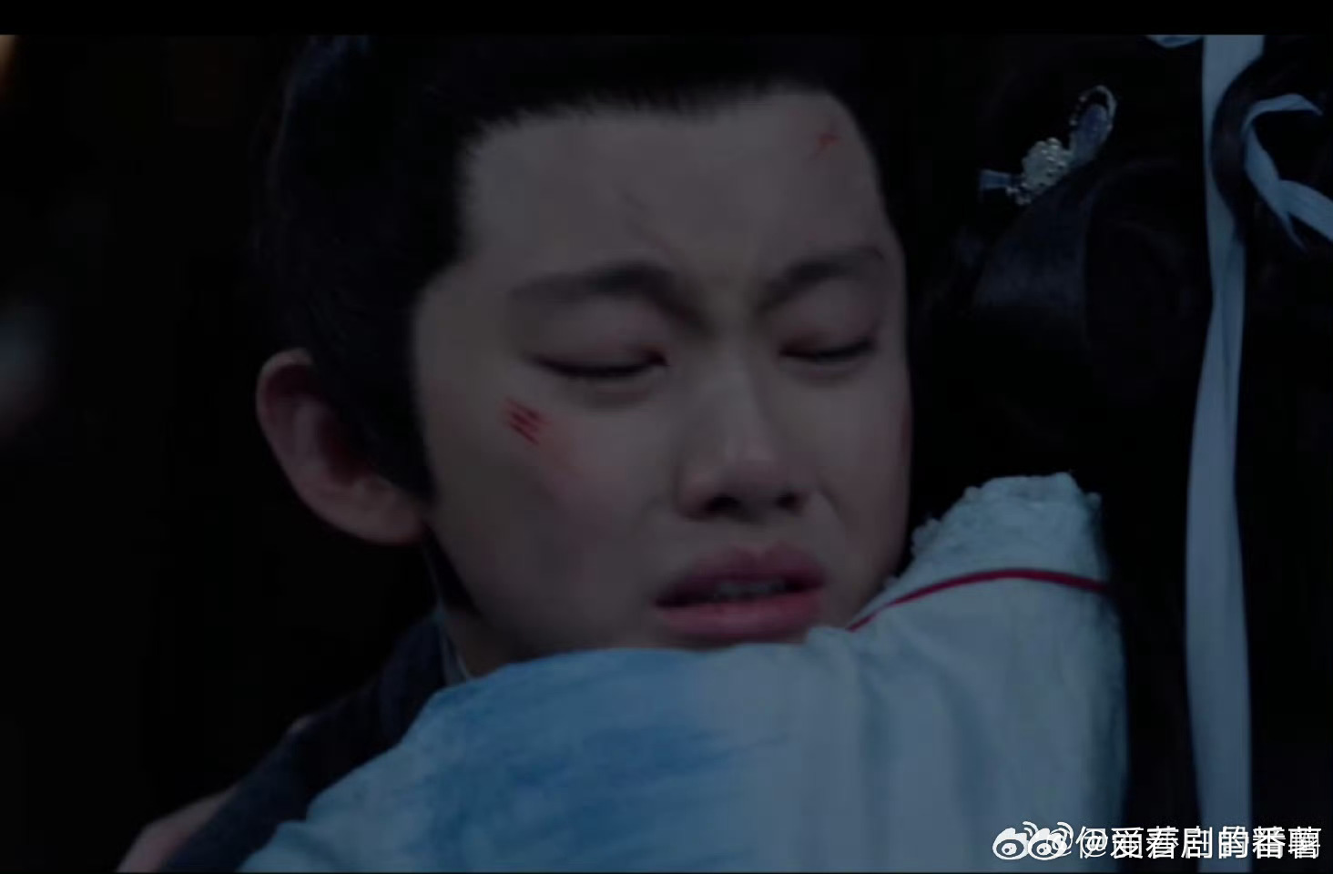 白日提灯10后小演员哭戏自然的神态完美诠释出角色的纯真与坚韧灵气逼人，白日提灯里