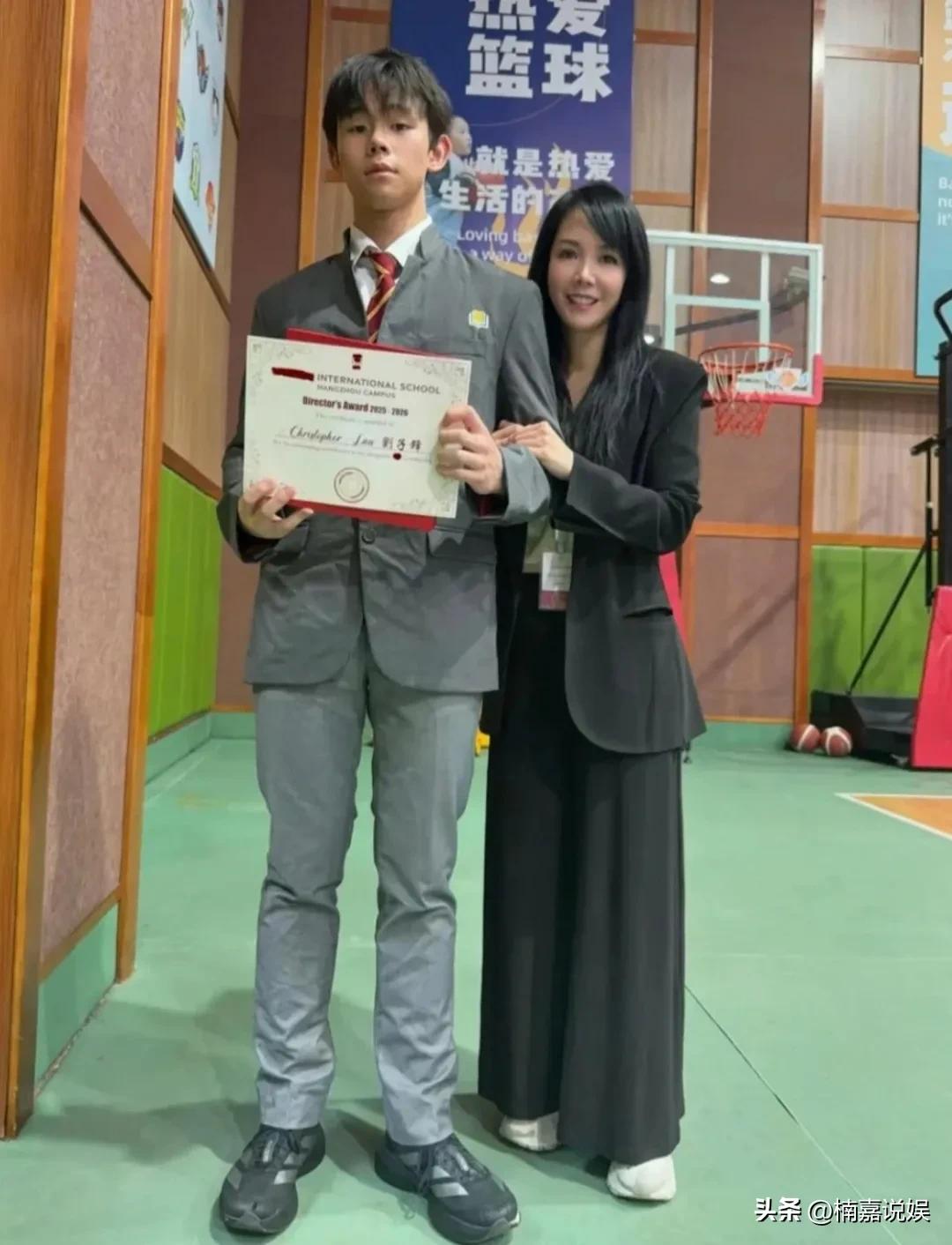 刘銮雄和吕丽君生的儿子刘子锋近照，高大帅气，还是个妥妥的大学霸。
刘子锋穿着一身