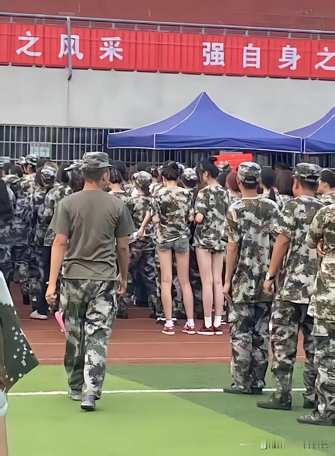 军训上的一幕，不得不说，美呆了！