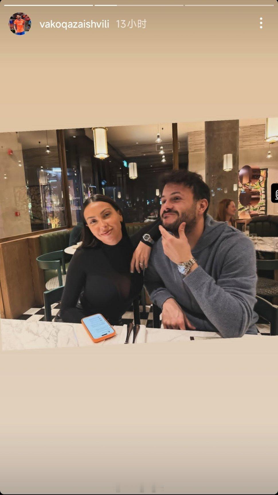 瓦科社媒晒照自由橙山东泰山