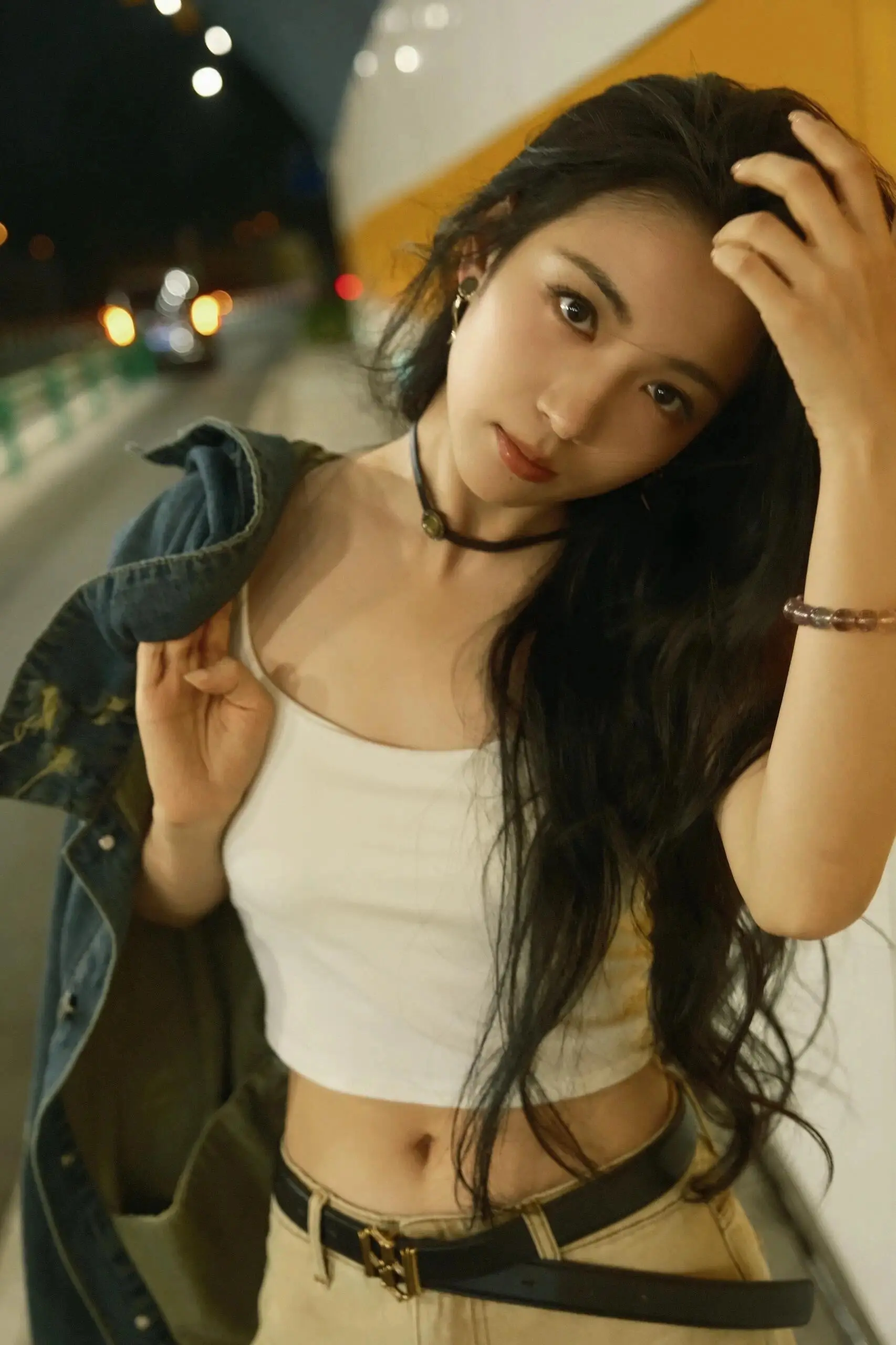 代露娃｜简单的白色吊带 也藏不住曼妙身姿