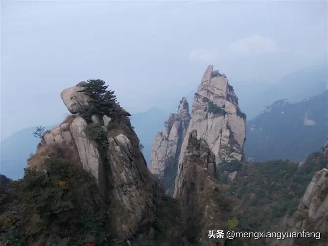 #看看你们相册里的山顶风景#
奇峰怪石，小黄山，美不美？[赞]