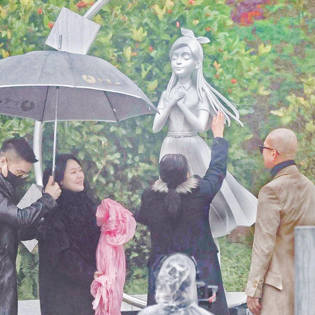 S：这段时间我们留了很多眼泪大S雕像S妈现身大S纪念雕像揭幕仪式