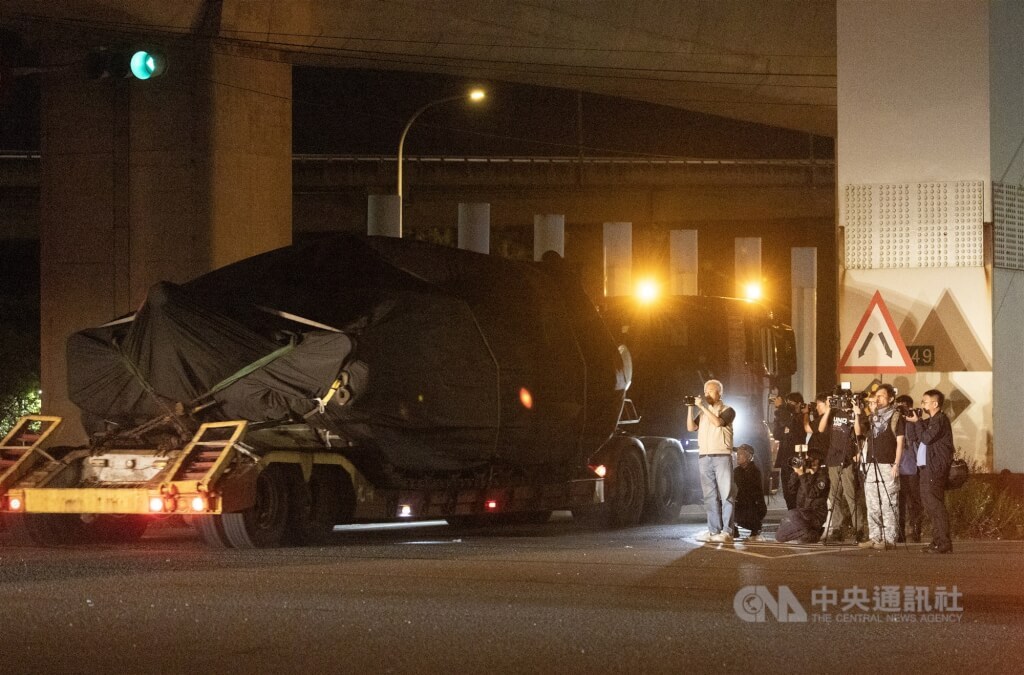 飞扬军事 据台湾媒体报道，最后一批28辆M1A2T型艾布兰战车今日运抵台北港，随