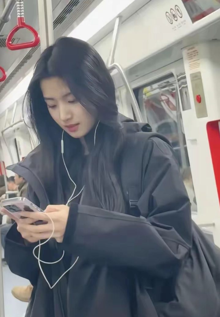 热衷于刷手机，本身不是对手机有多热爱而是因为，在刷手机的时候我们才是真正的自己，