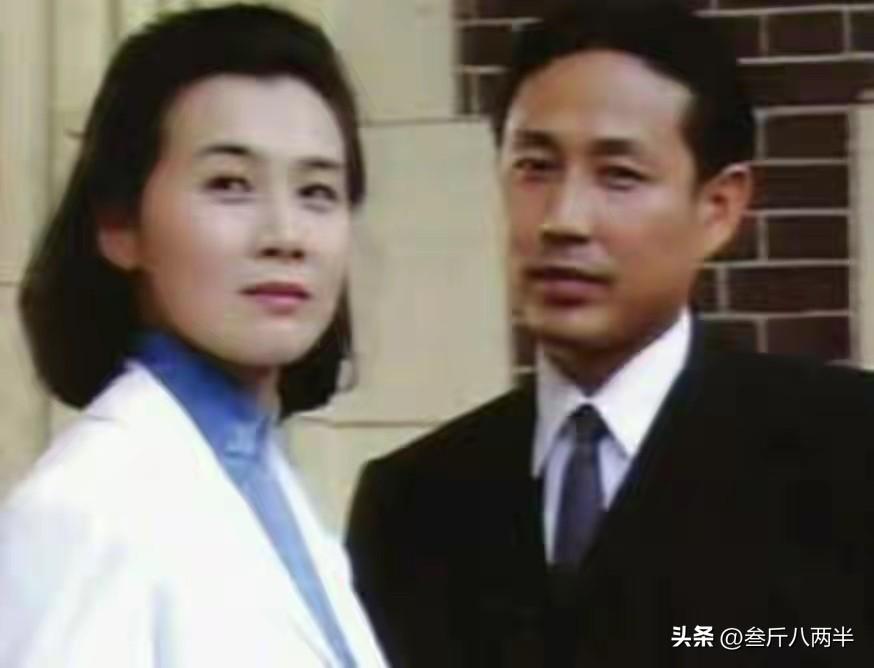 她用命换了一个孩子

2002年深秋，陈道明出现在一场追悼会上。

他哭了。这个