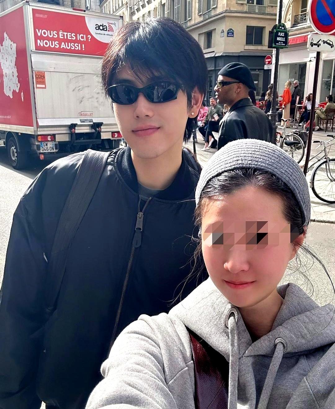 刚走完巴黎高定秀的陈飞宇，转头扎进了川味麻辣烫馆。
他穿那件被网友误认破洞的B