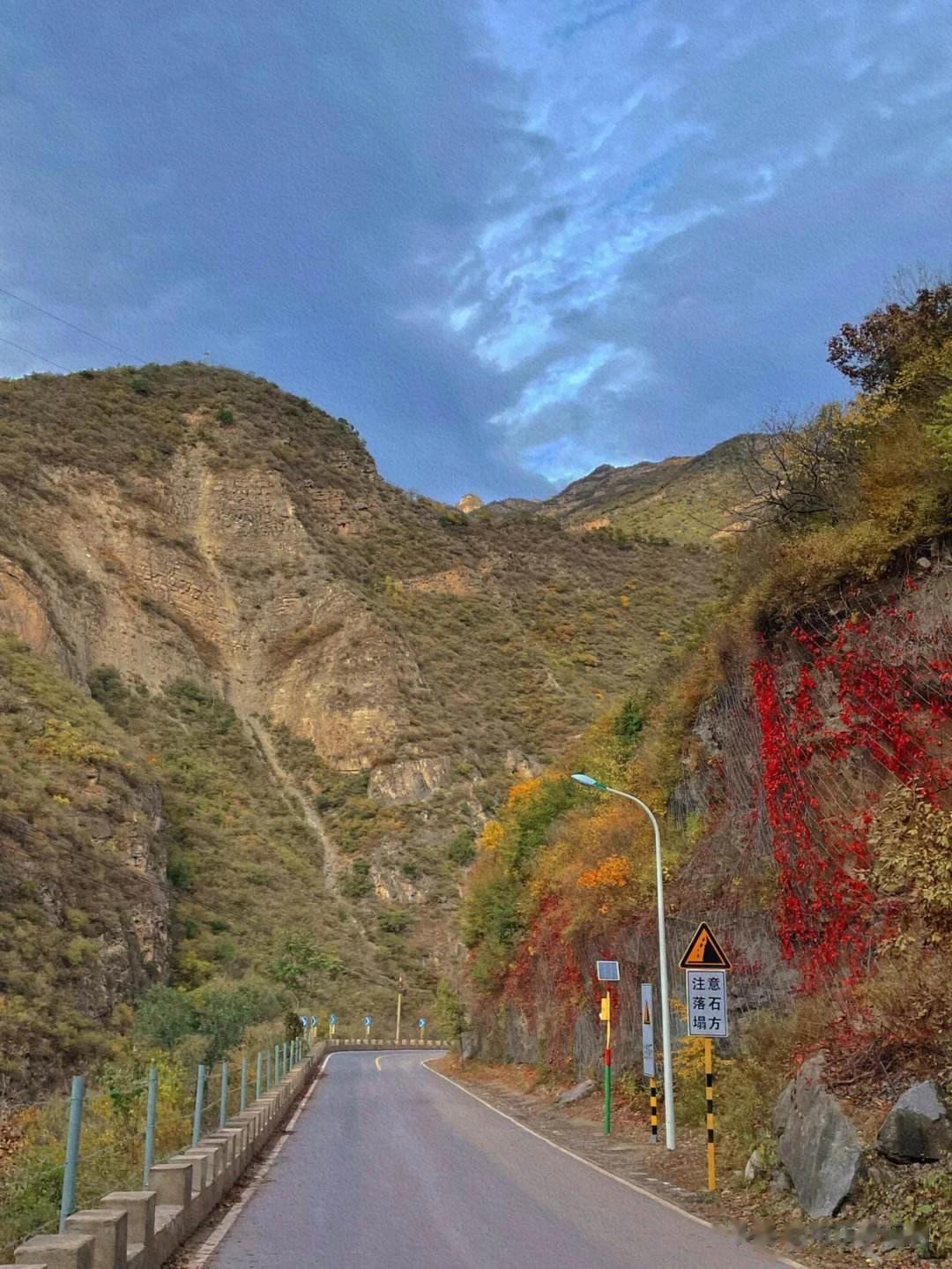 北京郊区就藏着一个古色古香的村落，民居四合院-爨底下村。感受一下这里的古老村庄、