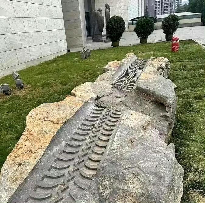 不懂就问，这橡皮轮胎是如何印在石头上的？