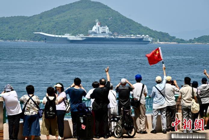 十多次美航母访港无人疯抢，国产航母抵港万张门票60秒抢空，新款战机甲板首秀暗藏多