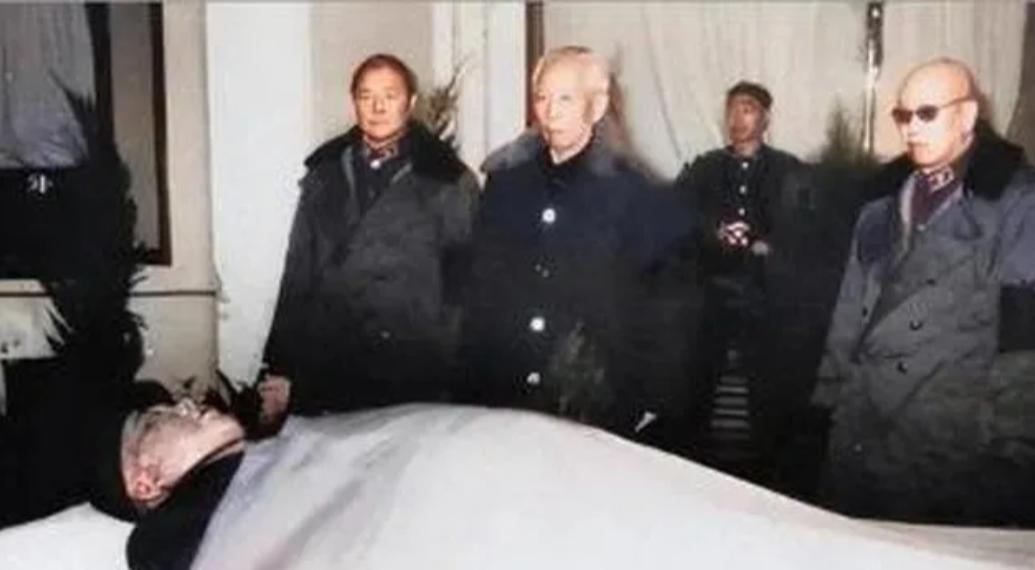 1985年，许世友将军卧病在床，趁旁边无人陪护时，用毛巾勒住自己的脖子死死拉紧，