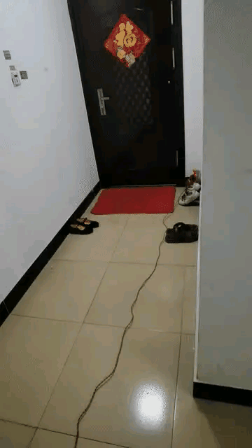 俗话说“远亲不如近邻，”可这邻居也太过分了吧？每天晚上把电动车推到别人门口充电，