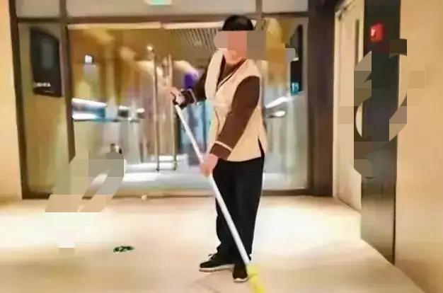 四川苍溪，50多岁保洁大妈趁着中午休息，单位里人少，带着66岁的情人在休息室发生