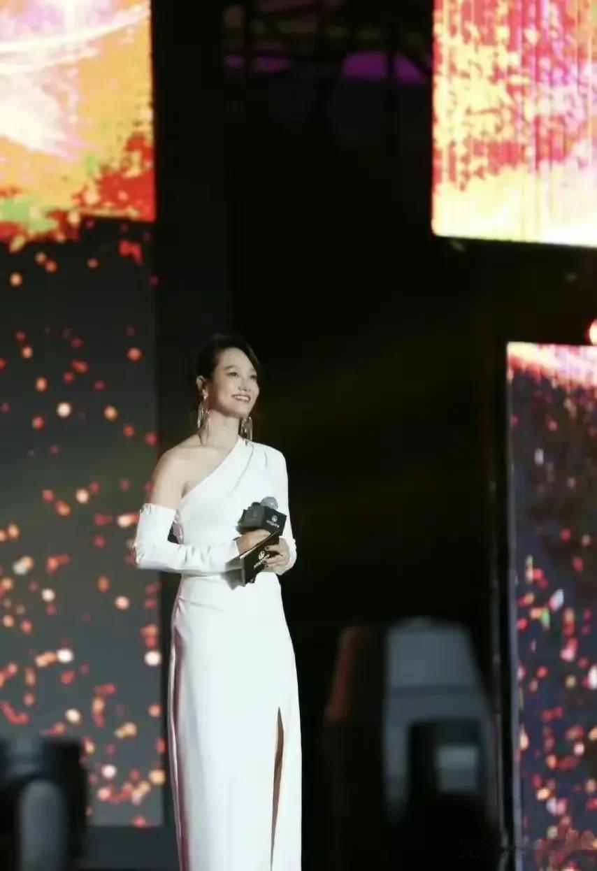 朱丹真的给所有人树立了一个很好的榜样。尽管曾经在主持生涯犯中过不小的错误，但是她