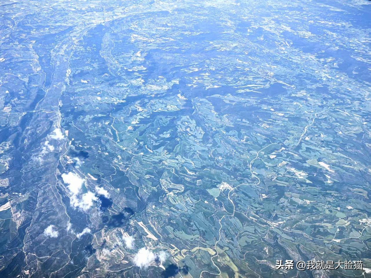 山河辽阔，人间值得。
都是风景，幸会幸会！
被好风景收买，剩下都是好心情。
赶路