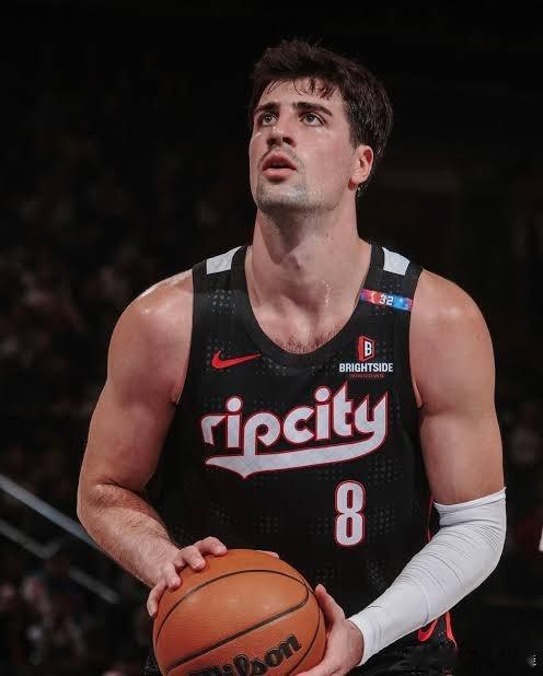 阿夫迪亚今晚表现出色27 分5 个篮板5 次助攻第四节独得 11 分（投篮 3 