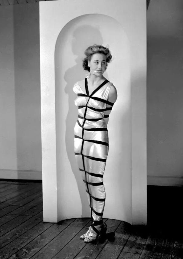 用胶带将女子绑起来拍照，上世纪摄影师真会玩

照片拍摄于1949年的英格兰纽卡斯