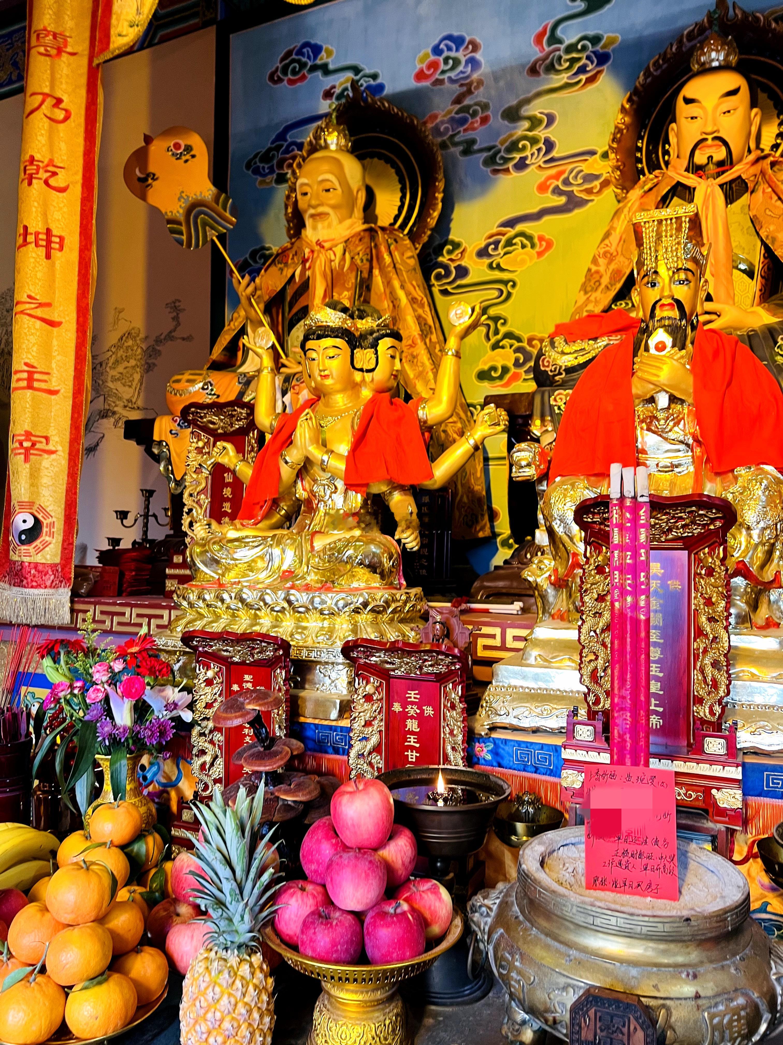 上香祈福功德无量无边，福佑每一位有缘众生，吉祥安泰，顺风顺水顺财神！ ​​​